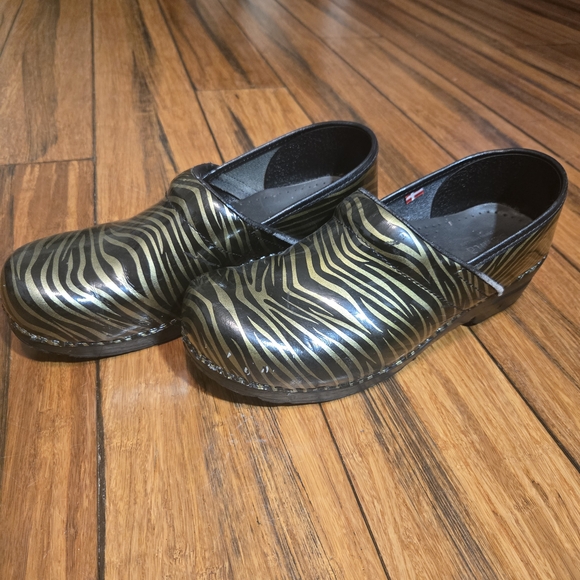 Stylish Zebra Pattern Clogs - Picture 2 of 6